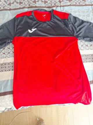 Camiseta Joma Negra y Roja