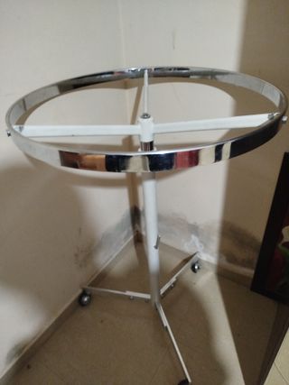 Perchero giratorio cromado para tienda