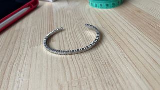 Pulsera rígida plateada de osos