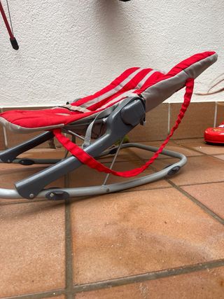 Silla de bebé roja y gris