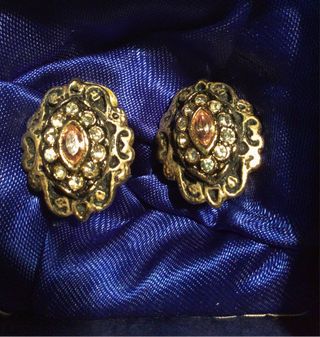 Pendientes estilo victoriano dorados.