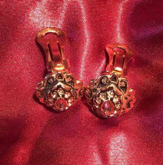 Pendientes estilo victoriano dorados.