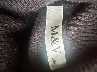 Jersey cuello alto con volantes y topitos