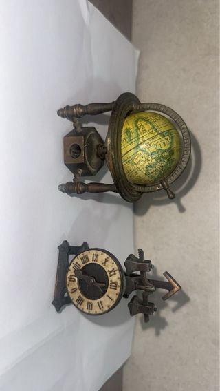 Sacapuntas antiguo globo terráqueo y reloj