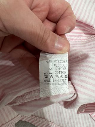 Camisa rosa con mariposas y colibrí