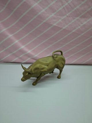 Touro de decoração dourado