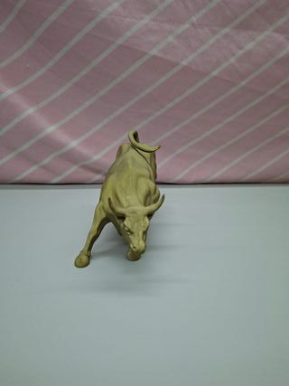 Touro de decoração dourado