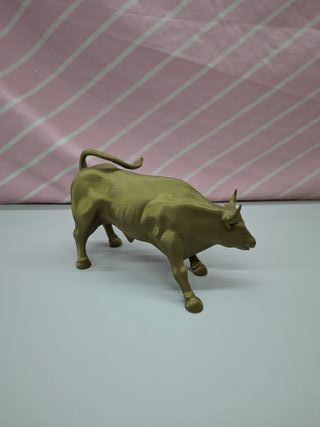 Touro de decoração dourado