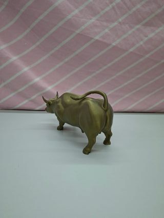Touro de decoração dourado
