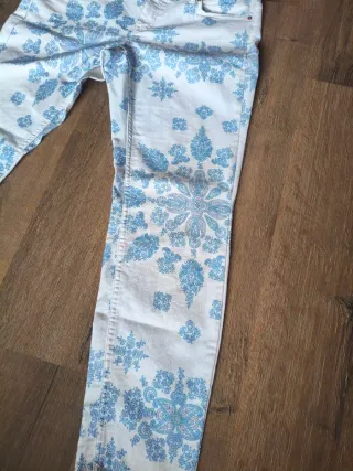 Pantalón H&M estampado floral T.44