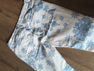 Pantalón H&M estampado floral T.44