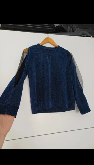 Blusa azul con hombros descubiertos