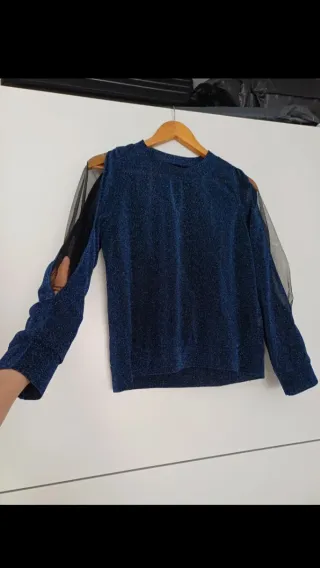 Blusa azul con hombros descubiertos