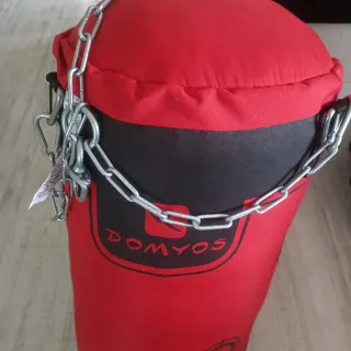 Saco de boxeo rojo con cadenas