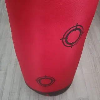 Saco de boxeo rojo con cadenas