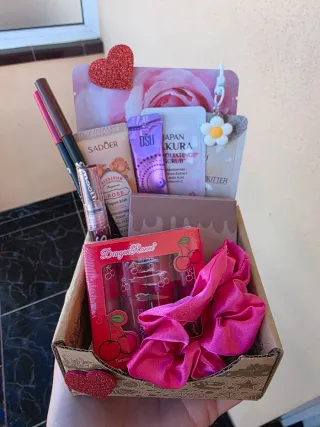 Caja regalo San Valentín cosméticos y accesorios