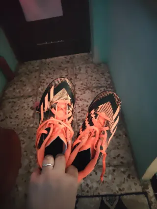 Zapatos de fútbol naranjas y negros