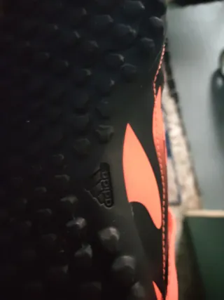 Zapatos de fútbol naranjas y negros