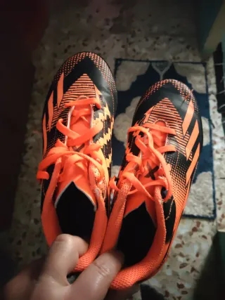 Zapatos de fútbol naranjas y negros