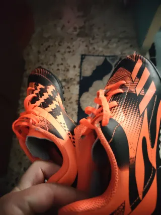 Zapatos de fútbol naranjas y negros