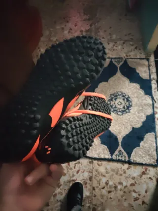 Zapatos de fútbol naranjas y negros