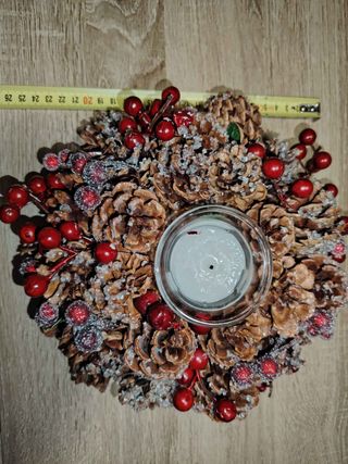 Centrotavola natalizio pigne e bacche