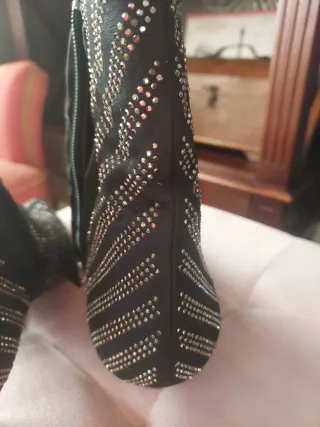 Botines negros con brillos plateados