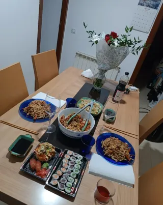 Mesa de comedor de madera y cristal