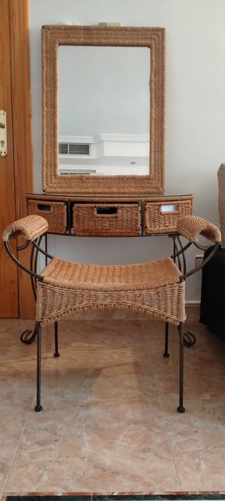 Tocador de mimbre con espejo y silla