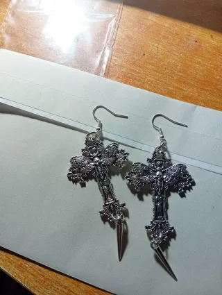 Brincos Cruzados Prateados com Ponta