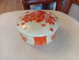 Joyero de cerámica con diseño floral