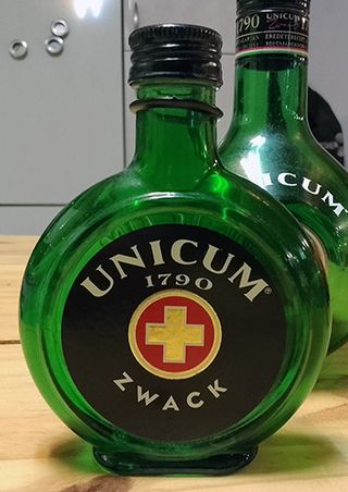 Botellas Zwack Unicum (2 unidades)
