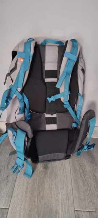 Mochila Forclaz 50L Gris y Azul