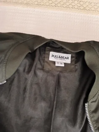 Cazadora bomber Pull&Bear verde chico