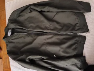 Cazadora bomber Pull&Bear verde chico