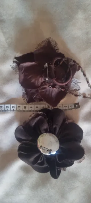 Broches decorativos.