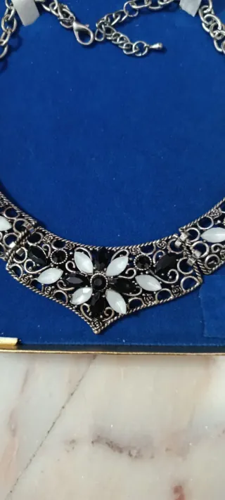 Gargantilla plateada con detalles negros
