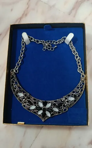 Gargantilla plateada con detalles negros