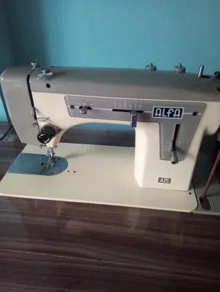 Máquina de coser Alfa antigua. Precio negociable.