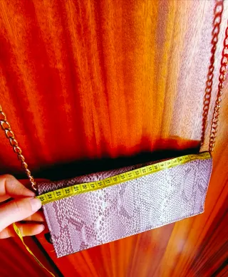 Bolso de fiesta en tonos rosas, cadena dorada.