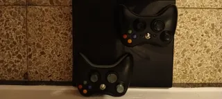 Xbox 360 Negra + 2 Mandos i Volante Xbox 360