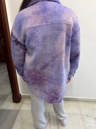 Chaqueta de pelo morada y blanca