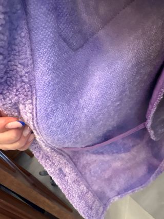 Chaqueta de pelo morada y blanca