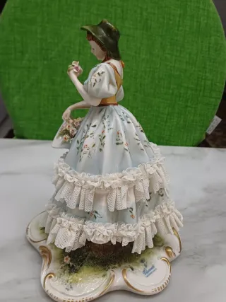 Statua Capodimonte: Donna con Cappello e Fiori