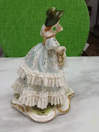 Statua Capodimonte: Donna con Cappello e Fiori