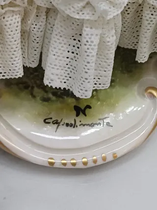 Statua Capodimonte: Donna con Cappello e Fiori