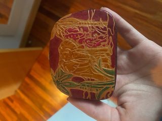 Cartera de cuero con diseño grabado