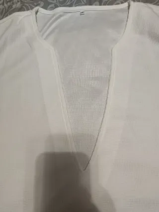 Camiseta blanca escote pico