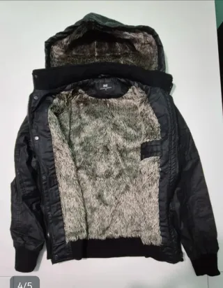 Chaqueta con capucha y pelo