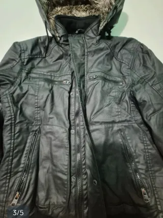 Chaqueta con capucha y pelo